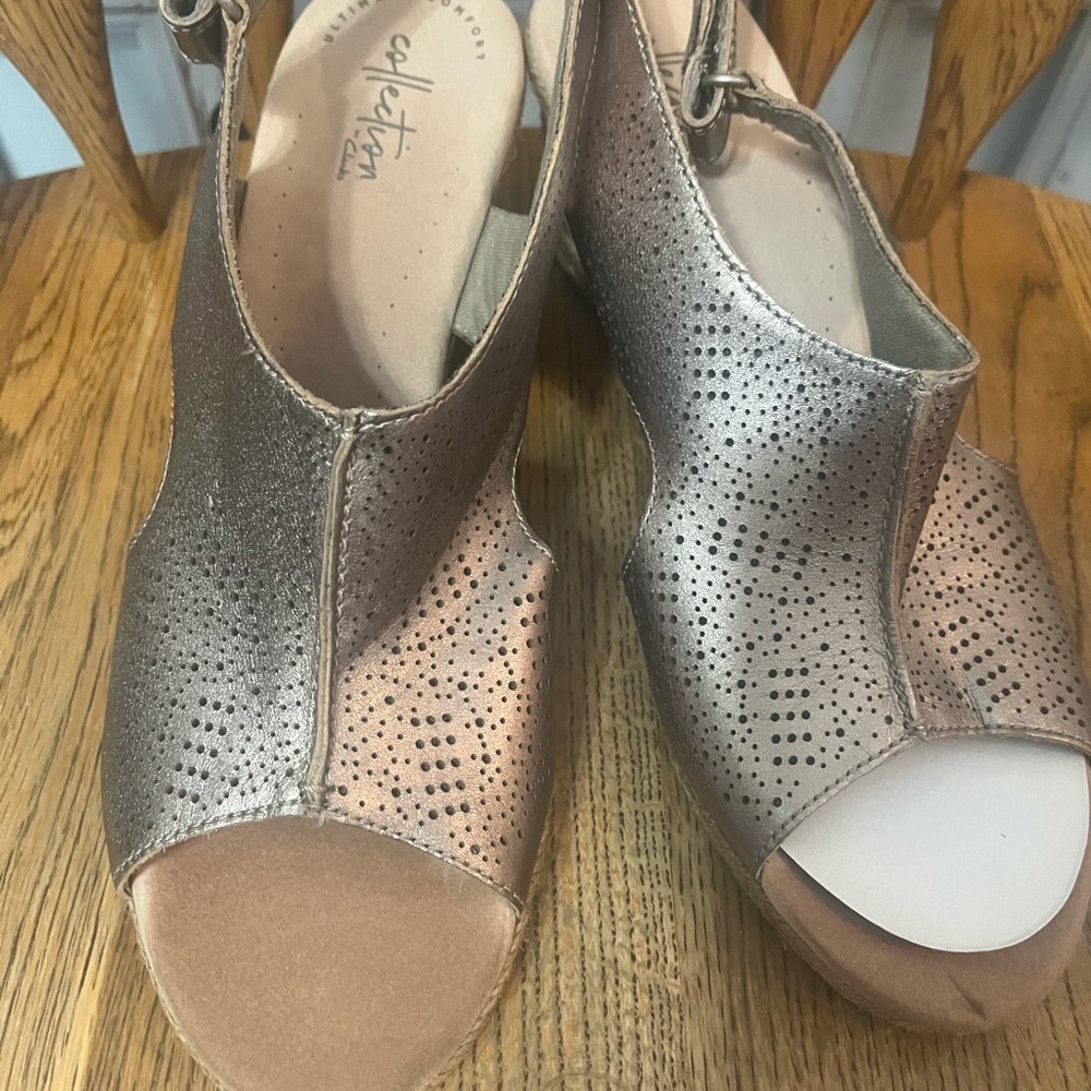 Clarks metallic Wedge Sandals with Perforated Design- size 9 1/2 NWT 🌸 - Picture 3 of 9